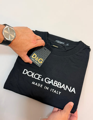 Camiseta D.G centralizada - Preta