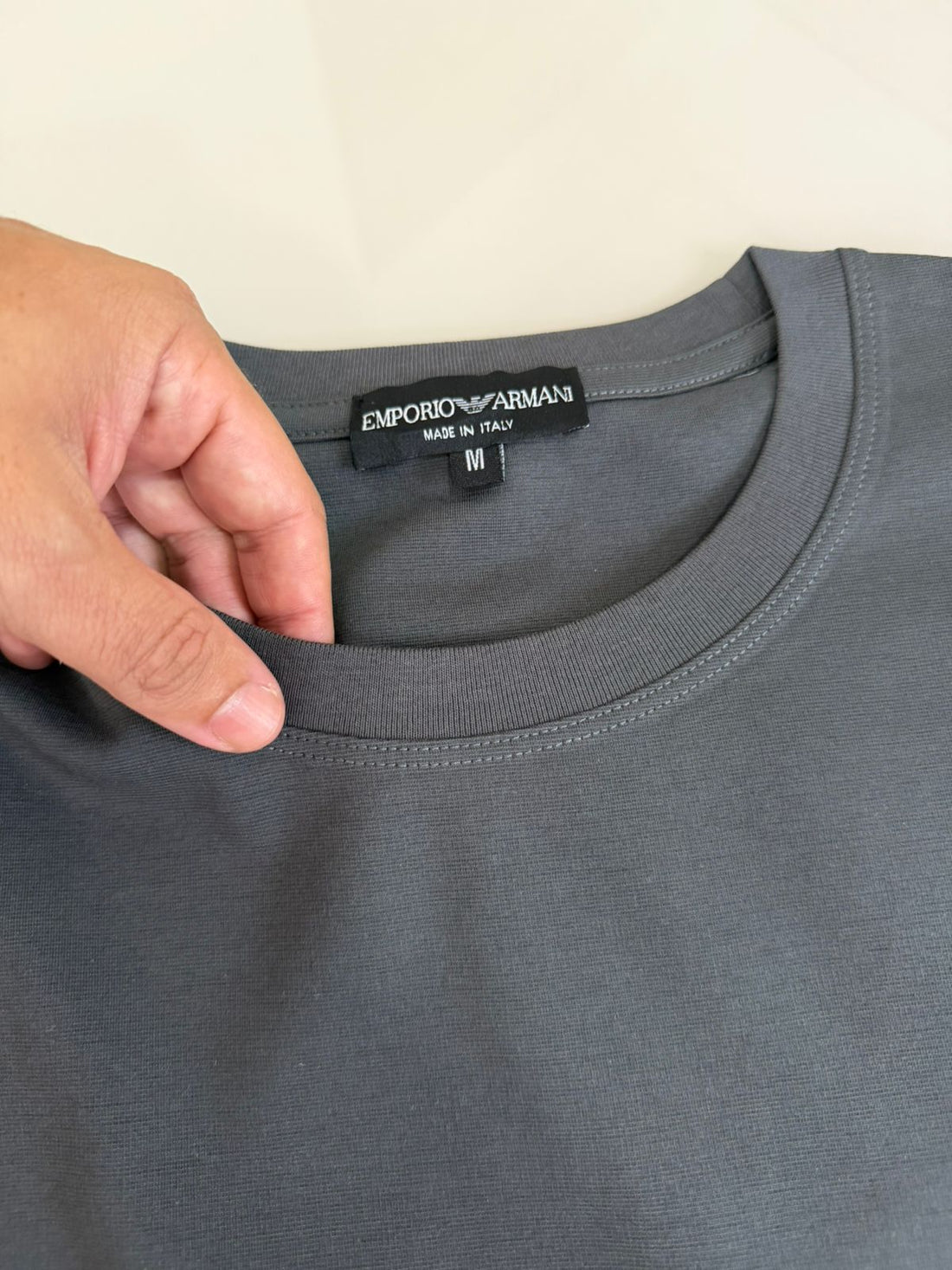 Camiseta E.A Plaquinha Metálica - Cinza - M