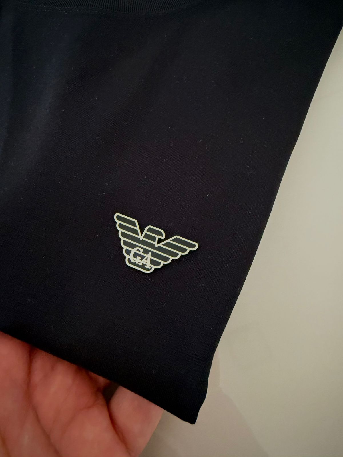 Camiseta E.A Plaquinha Metálica - Preta - G
